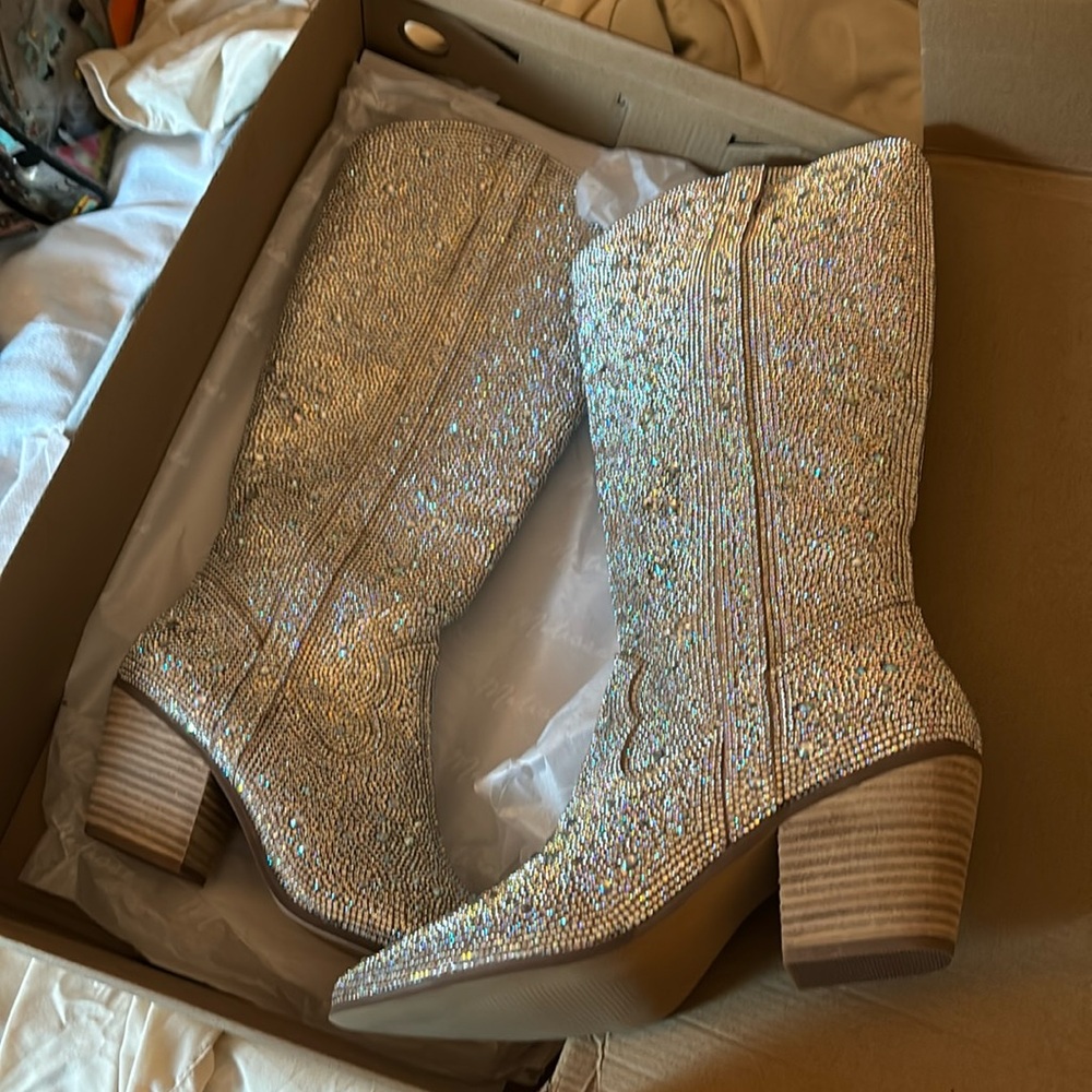 Rhinestone Cowgirl 👢 NWT Size 8
